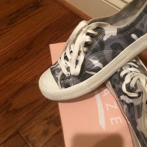 Camouflage gray & white